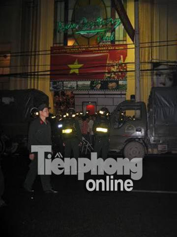  4. V ũ trường New Century: Rạng sáng 28/04/2007, khoảng 500 cảnh sát cơ động, cảnh sát đặc nhiệm đã bất ngờ tập kích vào vũ trường New Century (số 10 phố Tràng Thi) – một địa điểm ăn chơi khét tiếng tại Hà Nội. Ảnh: tiền Phong.