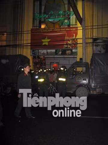  4. V ũ trường New Century: Rạng sáng 28/04/2007, khoảng 500 cảnh sát cơ động, cảnh sát đặc nhiệm đã bất ngờ tập kích vào vũ trường New Century (số 10 phố Tràng Thi) – một địa điểm ăn chơi khét tiếng tại Hà Nội. Ảnh: tiền Phong.