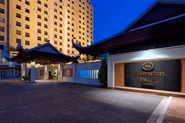  3. B ar Nutz: Rạng sáng 01/07/2011, gần 100 cán bộ chiến cảnh sát bất ngờ ập vào kiểm tra quán bar Nutz thuộc khách sạn 5 sao Sheraton ở quận Tây Hồ, Hà Nội khi "dân chơi" tại đây đang lắc lư theo nhạc, nhiều đối tượng có dấu hiệu sử dụng chất kích thích.