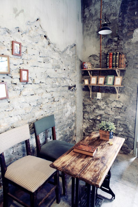 Nơi đây tập trung khá nhiều hàng quán đủ loại từ café, bar, quán ăn, shop thời trang, studio, phòng triển lãm, lớp học Yoga, nghệ thuật… cho khách tới thăm có thể thoải mái mua sắm, thư giãn. Mỗi gian hàng lại được thiết kế theo một phong cách rất riêng, độc đáo nhưng đều mang chút hoang tàn, hoài cổ với những bức tường bong tróc, bàn ghế là đồ tái chế. Ảnh: Internet.