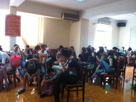 Lực lượng cảnh sát lập tức phát hiện một lượng lớn thuốc lắc và ma túy tổng hợp. Tang vật thu giữ tại vũ trường có 41 viên ma tuý tổng hợp. Trong 174 đối tượng bị tạm giữ có tới 74 người dương tính với ma tuý.