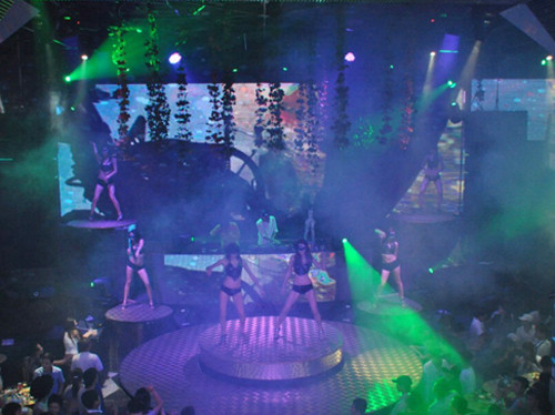  2. Vũ trường Next Top: Vào tháng 11 vừa qua, do dính hàng loạt sai phạm như kinh doanh không đúng với ngành nghề được cấp, tiêu thụ rượu lậu, quảng cáo rượu, tổ chức biểu diễn phản cảm..., vũ trường Next Top (tầng B1, B2, khách sạn Grand Plaza, quận Cầu Giấy) đã bị UBND TP Hà Nội ra quyết định đình chỉ hoạt động, buộc phải đóng cửa.