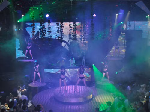  2. Vũ trường Next Top: Vào tháng 11 vừa qua, do dính hàng loạt sai phạm như kinh doanh không đúng với ngành nghề được cấp, tiêu thụ rượu lậu, quảng cáo rượu, tổ chức biểu diễn phản cảm..., vũ trường Next Top (tầng B1, B2, khách sạn Grand Plaza, quận Cầu Giấy) đã bị UBND TP Hà Nội ra quyết định đình chỉ hoạt động, buộc phải đóng cửa.