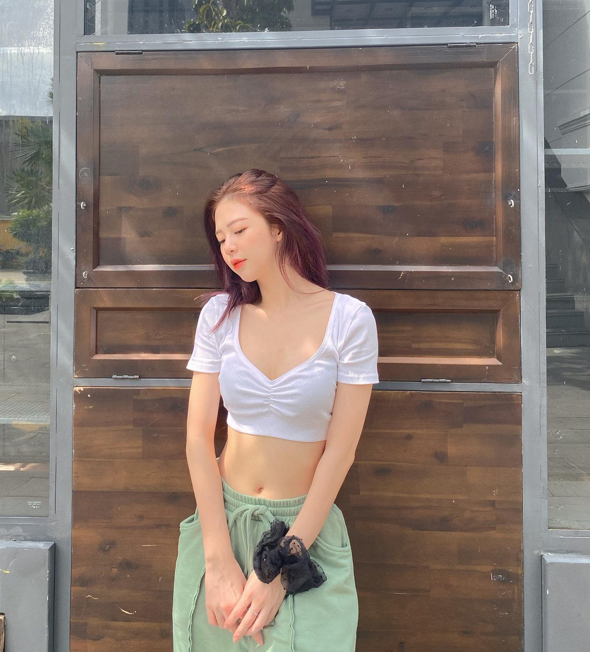 Không quá cầu kỳ trong việc lựa chọn các item. Có khi Liz Kim Cương chỉ cần kết hợp áo croptop cùng với quần thun thể theo như thế này.