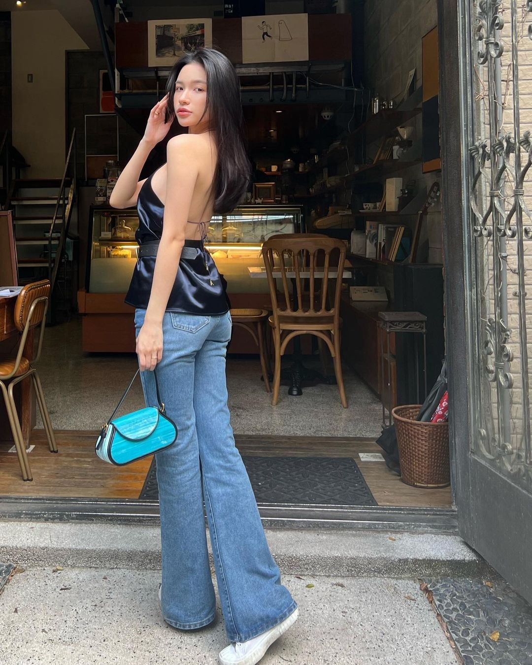 Cô diện áo lụa kết hợp với quần demin ống rộng và đi giày thể thao. Là người mẫu, Qin Han cho thấy cảm quan thời trang đặc biệt. Người đẹp sẵn sàng thử nghiệm những item "hiểm hóc" không phải ai cũng chọn mặc. Ngoài diện mạo, vóc dáng phù hợp với việc trở thành người mẫu thì cách lựa chọn trang phục đời thường thể hiện dấu ấn cá nhân cũng đóng vai trò quan trọng trong việc xây dựng hình ảnh toàn diện về một người mẫu.