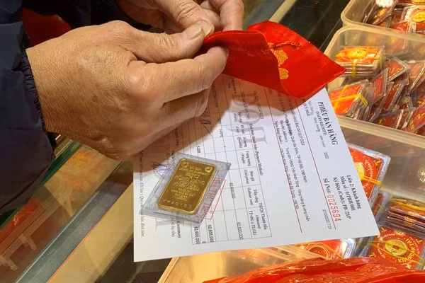 Gia vang hom nay 17/3: My vao buoc ngoat, vang sut giam