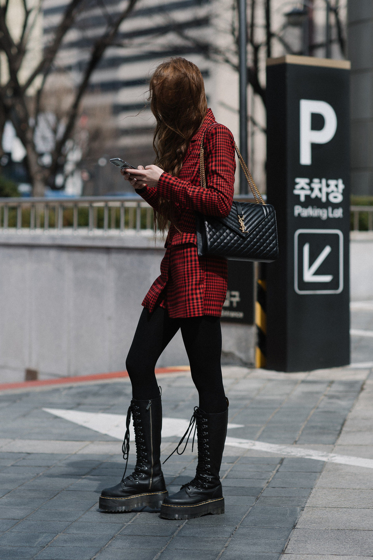 Tại sự kiện năm nay, giới trẻ Hàn Quốc ưa chuộng trang phục có tông màu trung tính. Một vài bạn trẻ tạo điểm nhấn qua những set đồ gam đỏ, họa tiết hổ. Ngoài ra, nhiều bạn trẻ ưa chuộng túi xách hàng hiệu. Các thiết kế của Saint Laurent, Gucci được dùng để phối cùng trang phục.