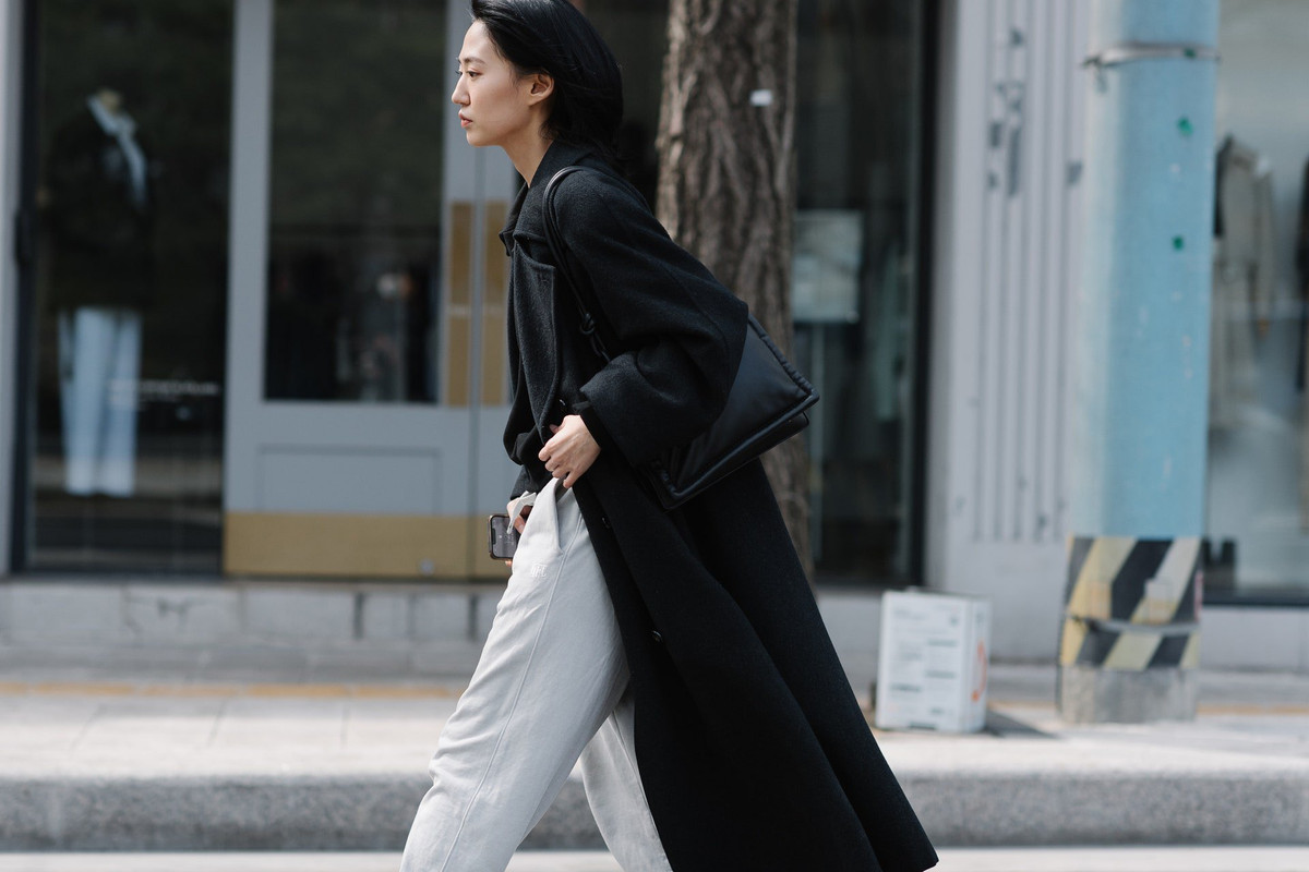 Trên đường phố, sự góp mặt của các bạn trẻ giúp Tuần lễ thời trang Seoul thêm sôi động. Nhiếp ảnh gia Alex Finch và Kim Young Chul đã có mặt tại sự kiện để ghi lại khoảnh khắc thời trang ấn tượng.