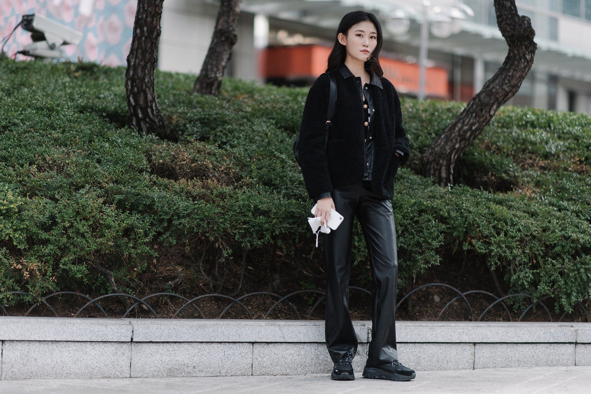 Cách phối phụ kiện cùng trang phục của giới mộ điệu tại Seoul, Hàn Quốc có phần chưa đa dạng. Sneaker, boots đùi là những thiết kế được sử dụng nhiều. Trong khi đó, nhiều bạn trẻ ưa chuộng mũ lưỡi trai.