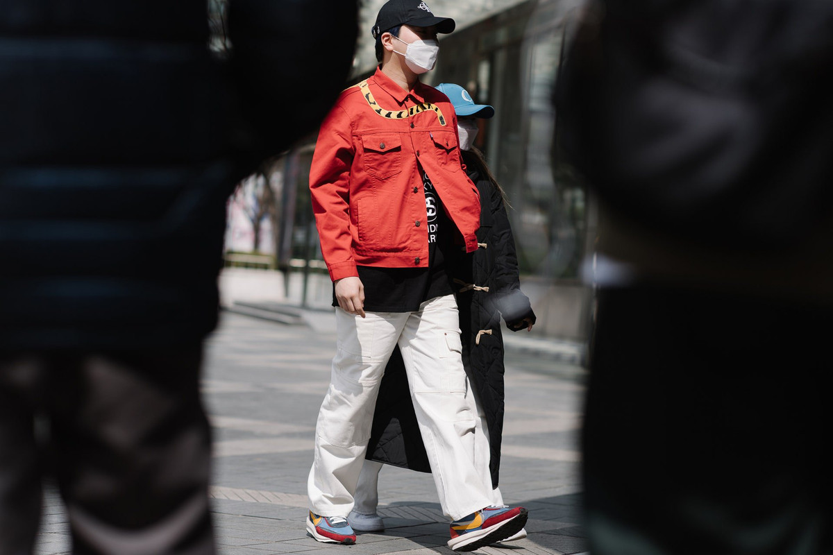 Ngành thời trang đang tích cực lăng xê những tông màu nổi bật như xanh lá, cam, hồng. Trong khi đó, giới trẻ Hàn Quốc vẫn trung thành với các set đồ có màu sắc đơn giản.