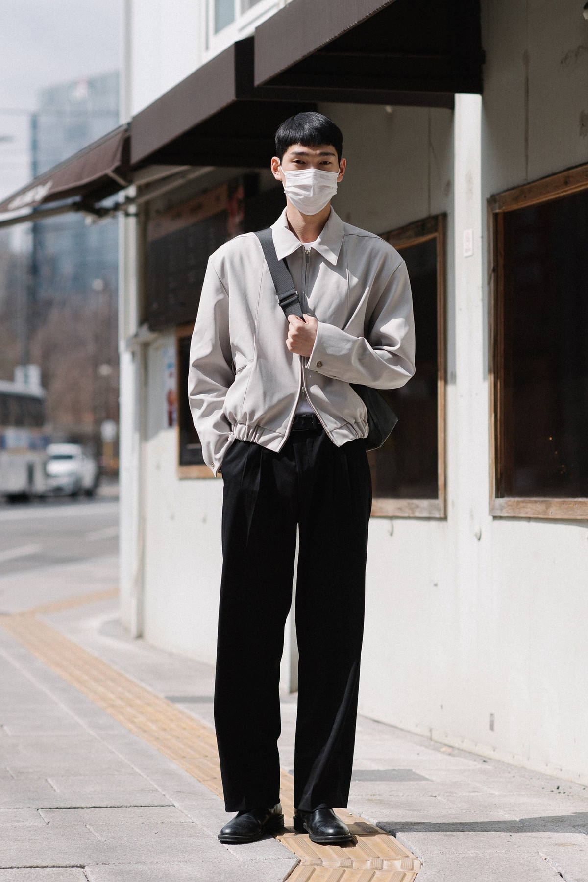 Chủ nghĩa tối giản đang phủ sóng trên đường phố Seoul. Màu đen trở thành tông chủ đạo của nhiều bộ đồ. Ngoài ra, một số bạn trẻ trở nên khác biệt với phong cách gothic, punk.