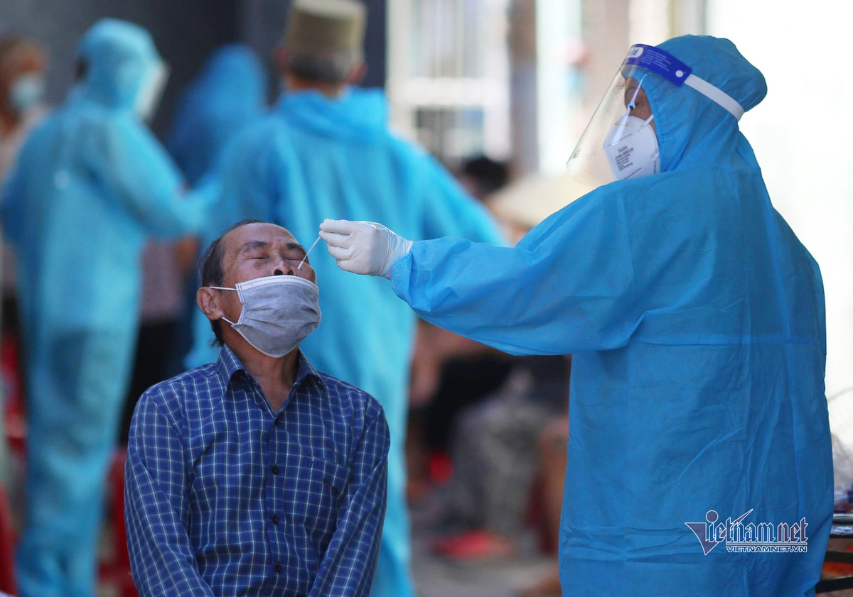 Chuyen gia chi dau hieu khac biet khi nhiem chung Omicron so voi Delta