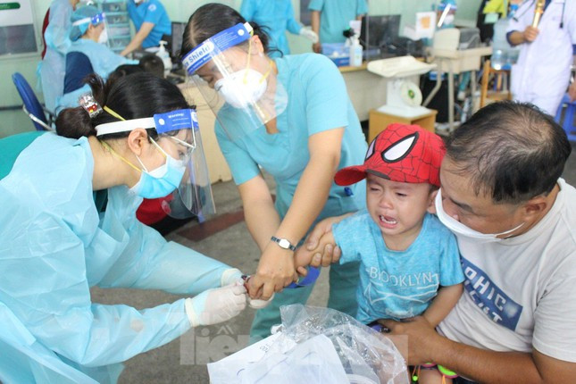 Tre mac COVID-19 khi nao can den benh vien?