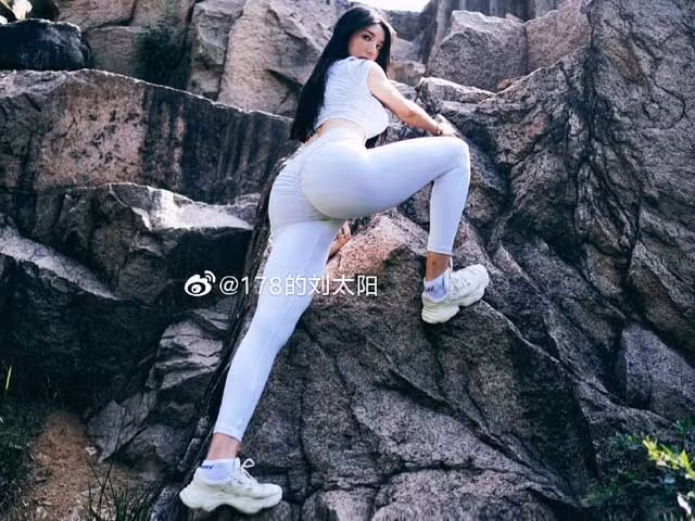 Không chỉ thế, số lượng thành viên tham gia các câu lạc bộ thể thao, phòng gym ngày càng nhiều kéo theo sự gia tăng của các sản phẩm về trang phục, giày dép tại các store chuyên về thể thao cũng như trên nhiều trang web mua sắm trực tuyến. Đây chính là lý do vì sao, những thiết kế đồ tập ngày càng đa dạng hơn về mẫu mã, kiểu dáng, chất liệu.