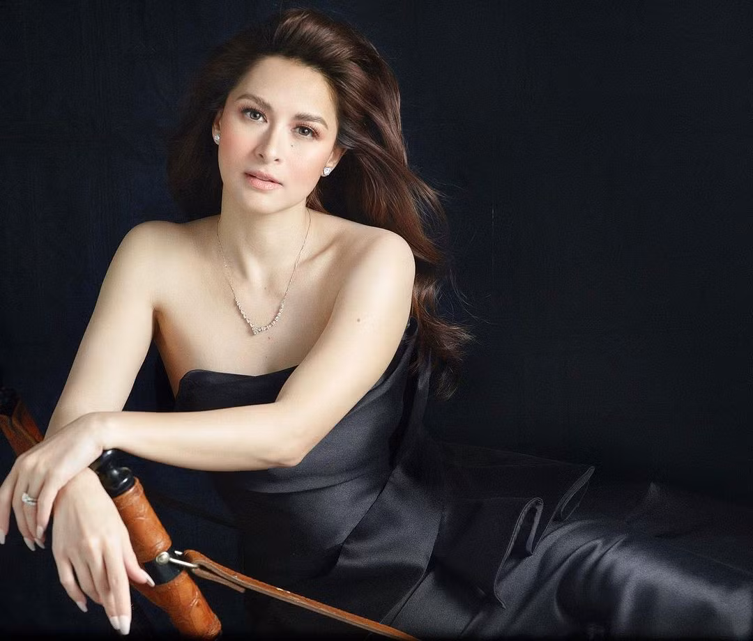 Lụa vốn mềm nhưng tùy thuộc vào form dáng của thiết kế mà chúng có thể trở nên cứng cáp hơn nhờ kỹ thuật tạo nếp gấp mang đến cho trang phục sự mới mẻ. Nếu vòng 2 của bạn kém thon bạn không nên chọn kiểu đầm ôm hoặc in trơn mà có thể thay thế bằng những thiết kế có điểm nhấn họa tiết ở vùng này hoặc kiểu dáng xòe nhằm che eo. Để tránh sự cố hằn nội y bạn nên chọn kiểu nội y không đường viền ôm vừa vặn. Còn với lỗi đồ lụa dính người bạn có thể bôi kem dưỡng ẩm cho cơ thể để tránh tạo ra tĩnh điện.