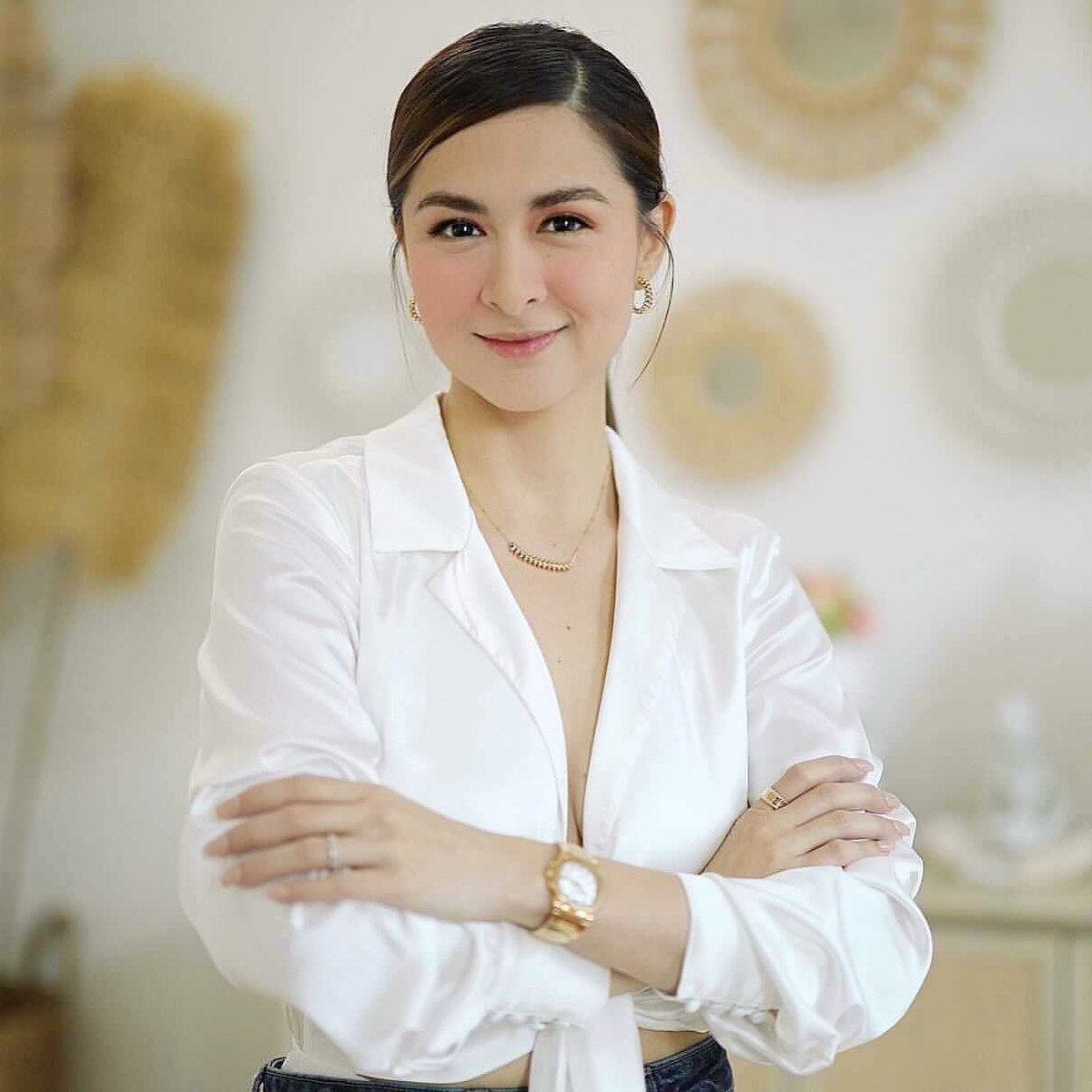 Trang phục lụa xuất hiện khá nhiều trong tủ đồ của Marian Rivera. Từ những chiếc đầm ngủ, đầm dạ hội đến áo sơ mi như thế này.