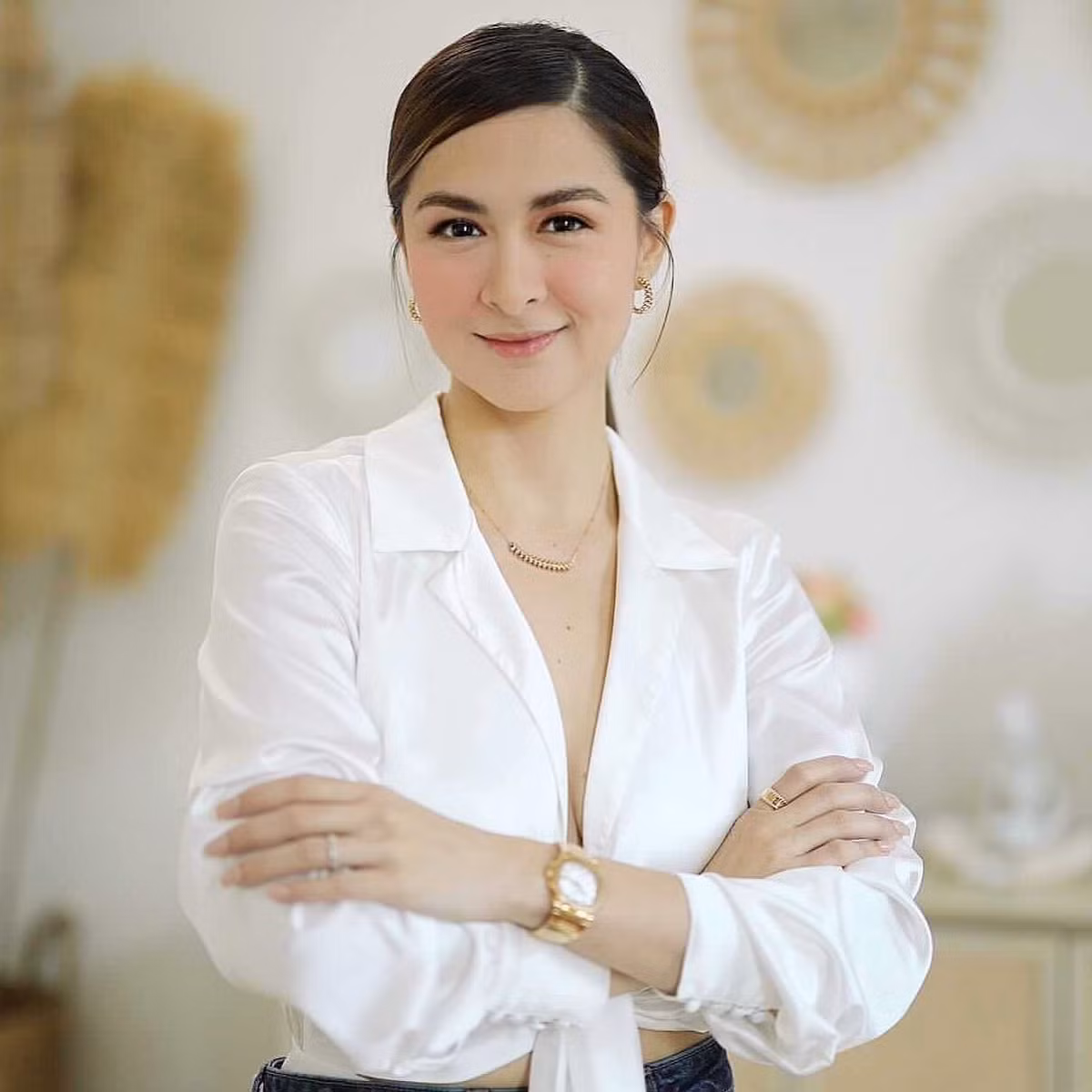 Trang phục lụa xuất hiện khá nhiều trong tủ đồ của Marian Rivera. Từ những chiếc đầm ngủ, đầm dạ hội đến áo sơ mi như thế này.