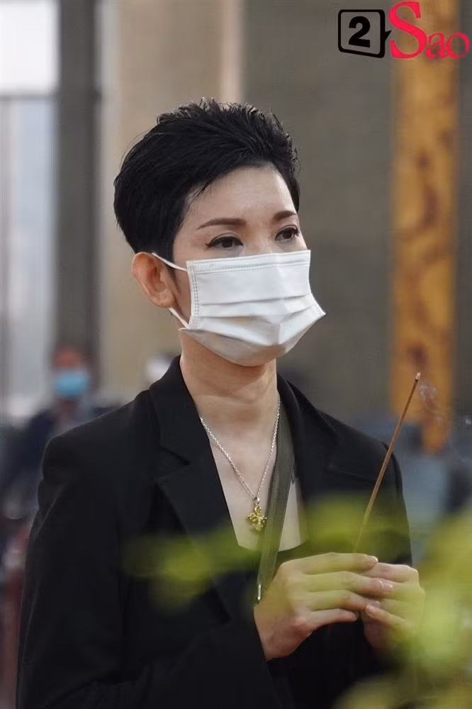 Xuân Lan - người em thân thiết của cố đạo diễn Vũ Minh - thất thần trong tang lễ đàn anh.