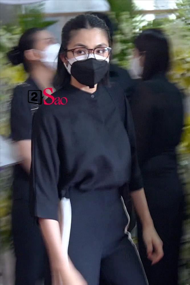 iễn viên Tăng Thanh Hà cũng có mặt để tiễn đưa người anh Vũ Minh.