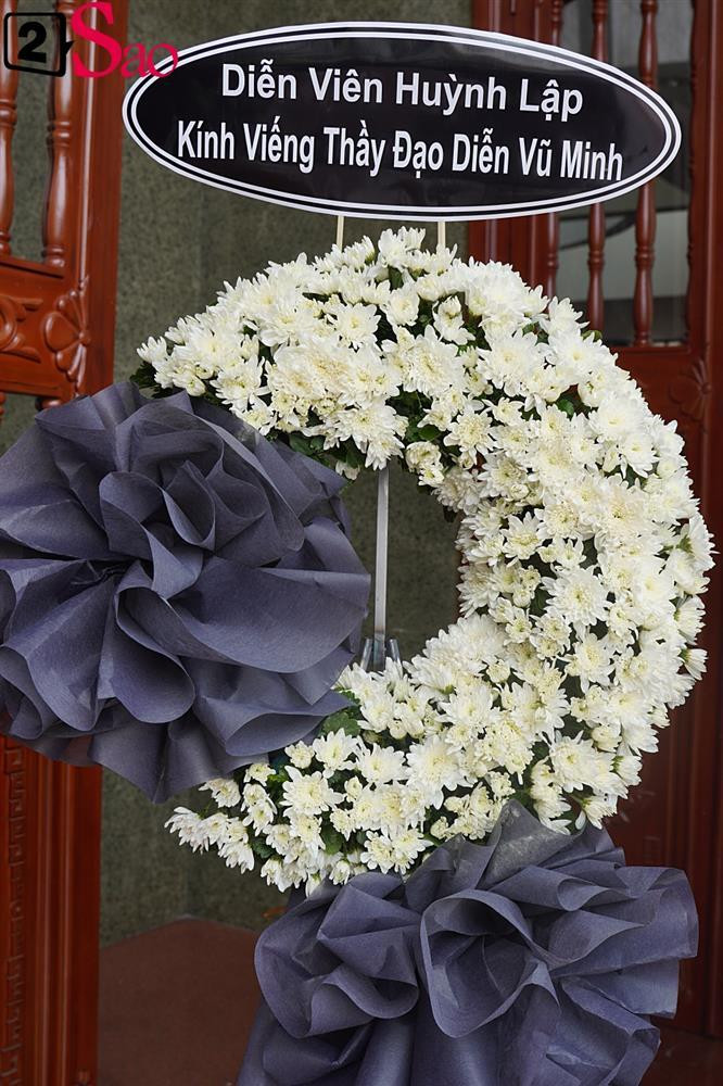 iễn viên Huỳnh Lập gửi vòng hoa viếng người thầy đáng kính.