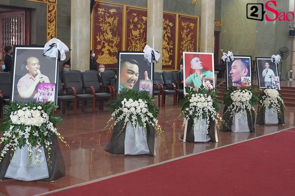 Tới sáng 17/3, tang lễ đạo diễn Vũ Minh được tổ chức tại Nhà tang lễ Quốc Gia phía Nam (quận Gò Vấp, TP.HCM). Rất đông bạn bè, đồng nghiệp trong làng giải trí đã tới tiễn đưa nam đạo diễn đoạn đường cuối.