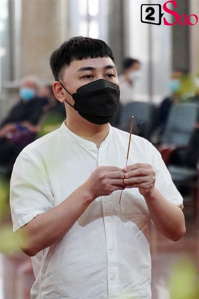 a sĩ Don Nguyễn nghẹn ngào tới viếng đạo diễn Vũ Minh.