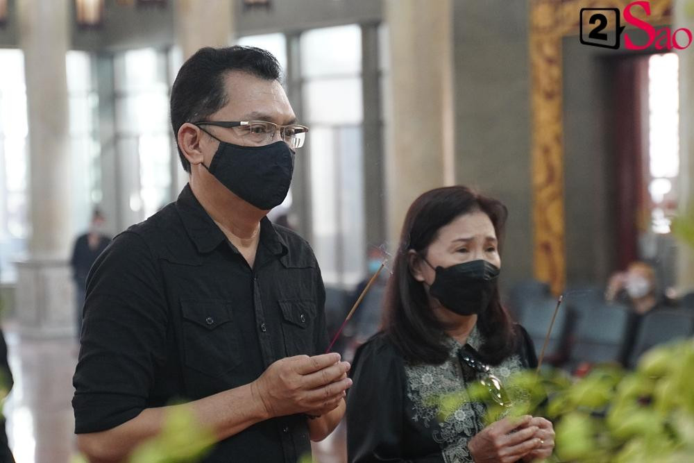 ghệ sĩ Hữu Châu và nghệ sĩ Kim Xuân thắp nén nhang cho đồng nghiệp.