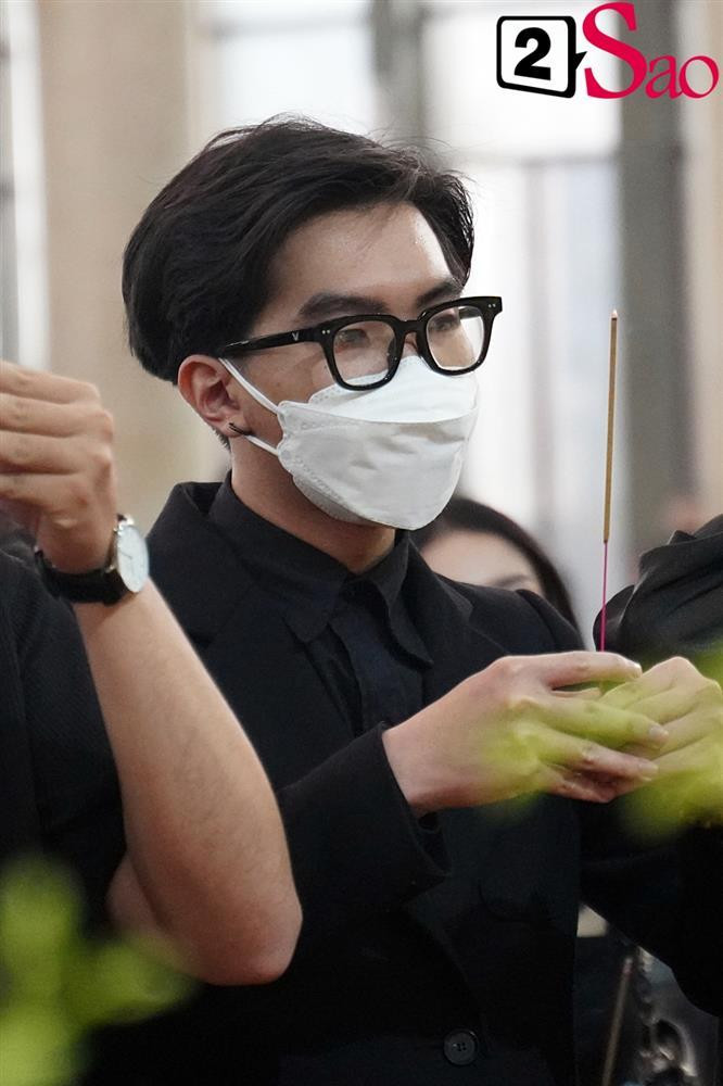 inh Dự buồn bã thắp nén nhang tưởng nhớ đạo diễn gạo cội.