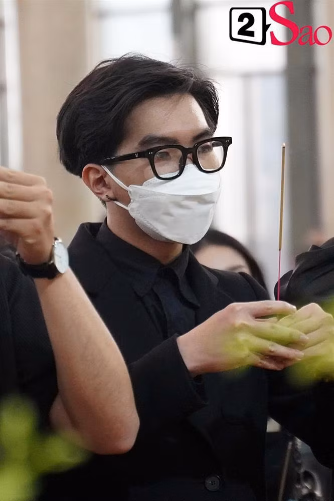 Minh Dự buồn bã thắp nén nhang tưởng nhớ đạo diễn gạo cội.