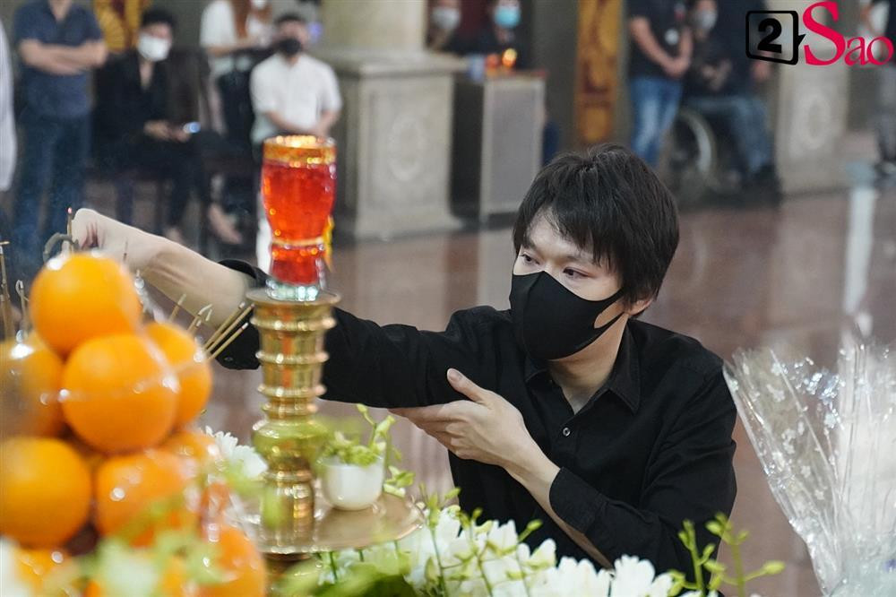 iễn viên Quang Trung thắp nhang cho cố đạo diễn.