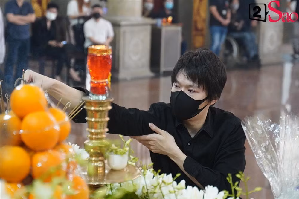 Diễn viên Quang Trung thắp nhang cho cố đạo diễn.