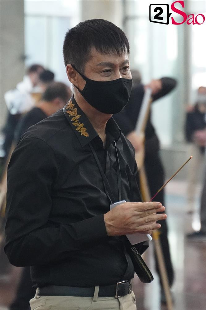 ạo diễn Lê Hoàng cũng có mặt từ sớm để viếng cố đạo diễn Vũ Minh.