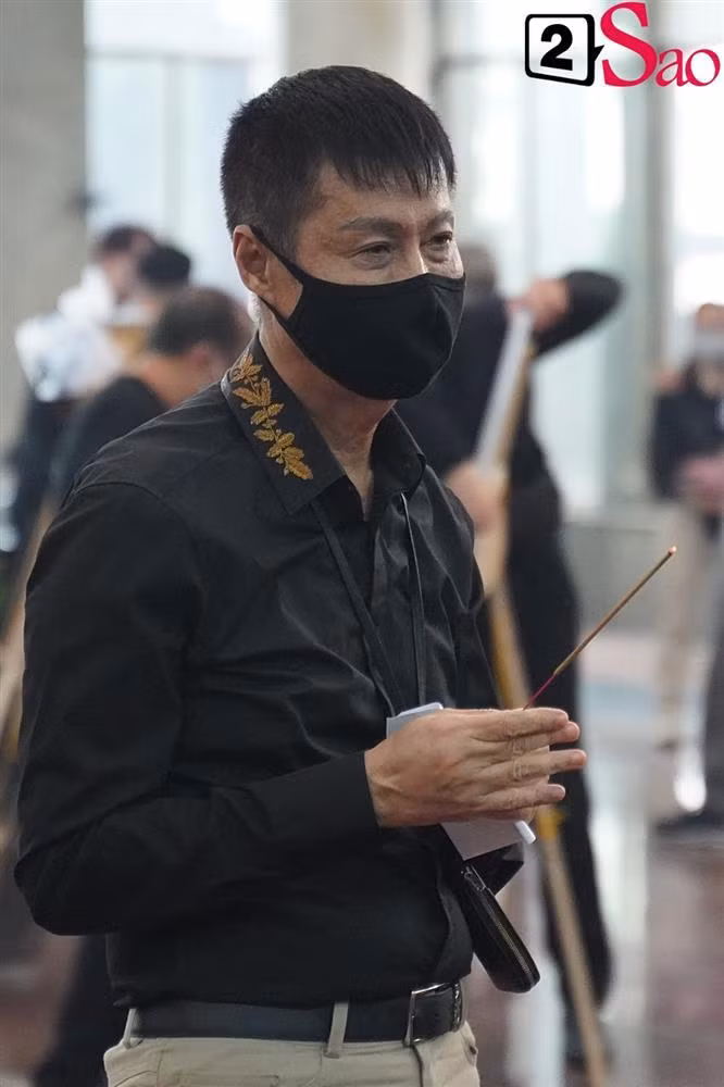 Đạo diễn Lê Hoàng cũng có mặt từ sớm để viếng cố đạo diễn Vũ Minh.