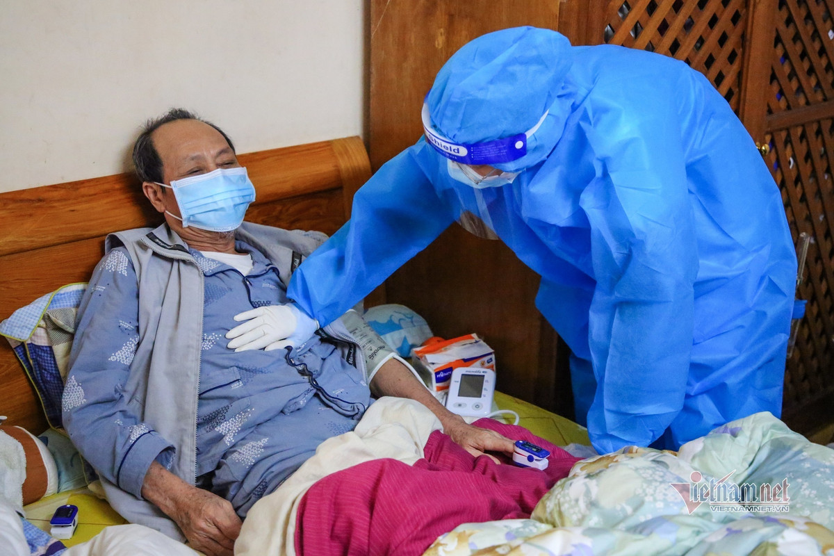 Nhan vien y te phuong quan quat tu sang toi khuya khi Ha Noi dinh dich-Hinh-11