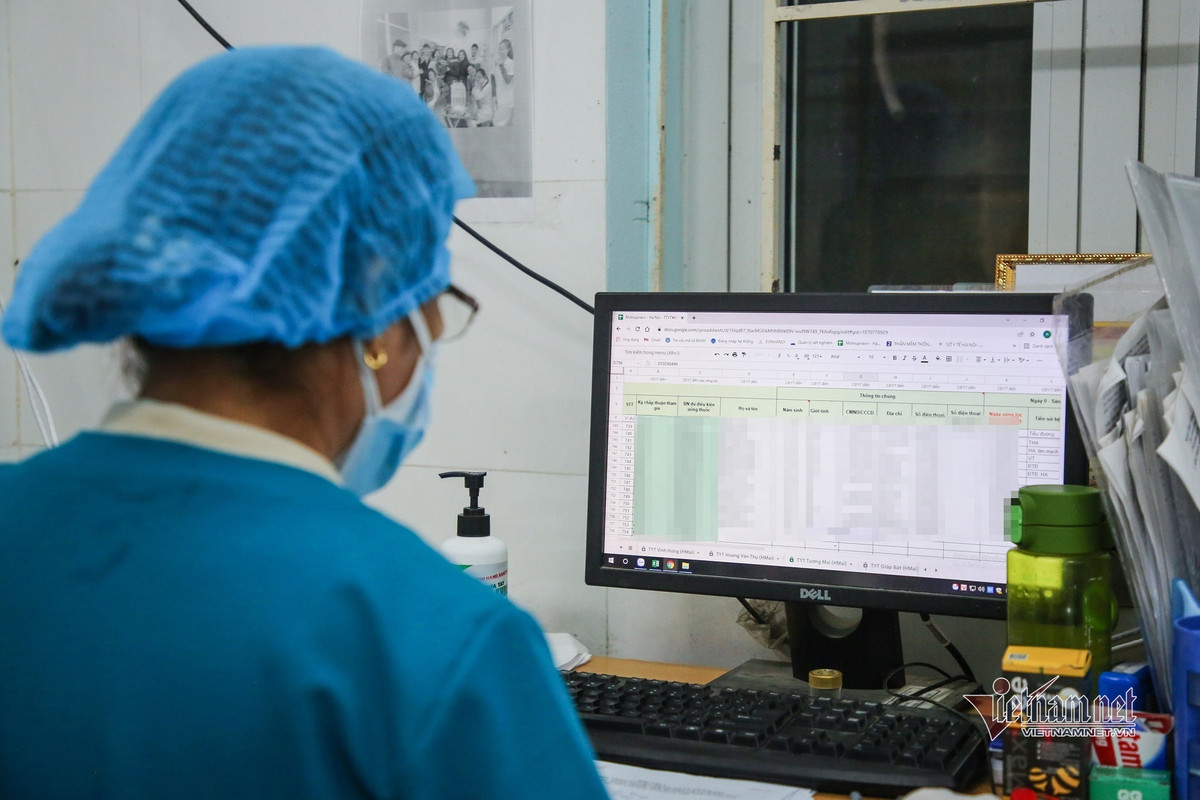 Nhan vien y te phuong quan quat tu sang toi khuya khi Ha Noi dinh dich-Hinh-3