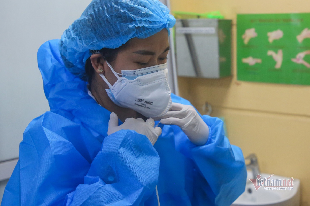 Nhan vien y te phuong quan quat tu sang toi khuya khi Ha Noi dinh dich-Hinh-5