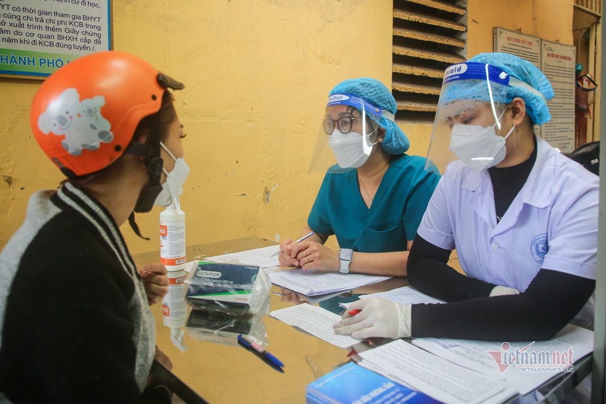 Nhan vien y te phuong quan quat tu sang toi khuya khi Ha Noi dinh dich-Hinh-20