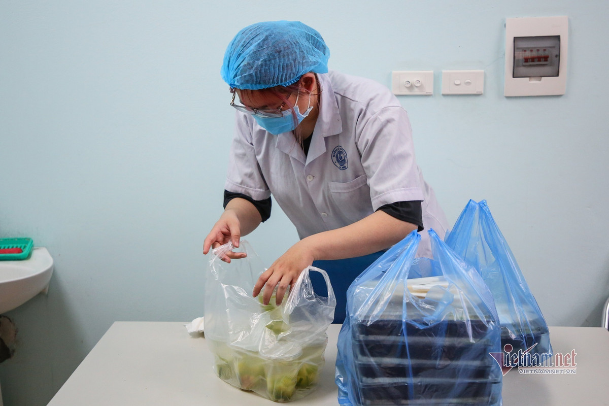 Nhan vien y te phuong quan quat tu sang toi khuya khi Ha Noi dinh dich-Hinh-16