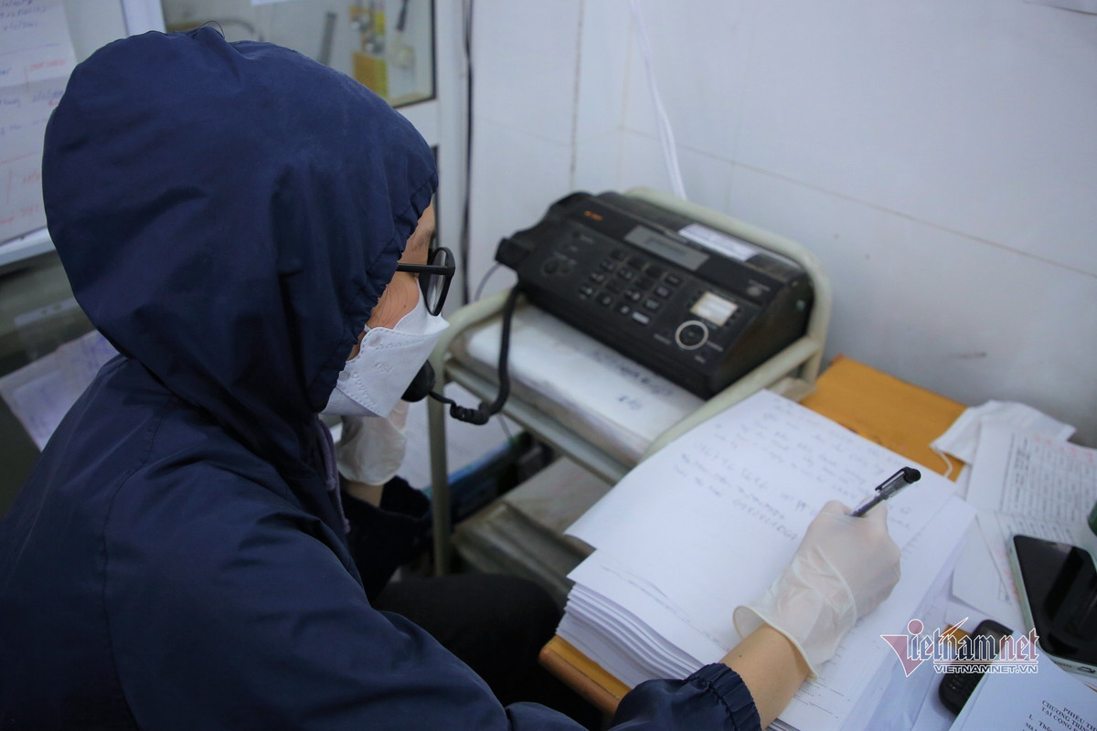 Nhan vien y te phuong quan quat tu sang toi khuya khi Ha Noi dinh dich-Hinh-4