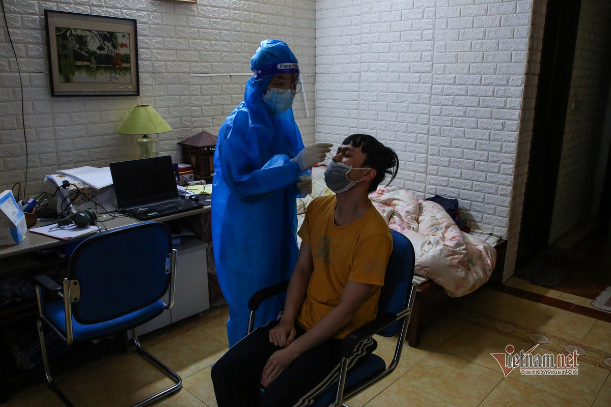 Nhan vien y te phuong quan quat tu sang toi khuya khi Ha Noi dinh dich-Hinh-13