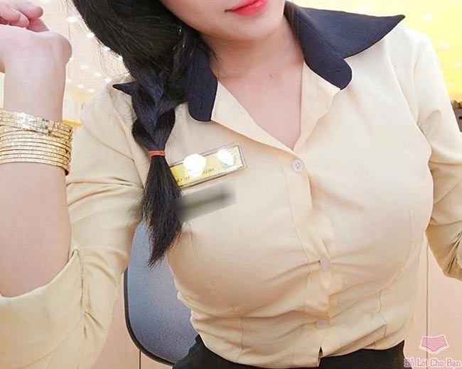 Để tránh tình trạng này, một số cô nàng khéo léo còn sử dụng thêm băng dính 2 mặt dọc phần cài cúc, để hạn chế tối đa những "khoảng trống" thiếu tinh tế.