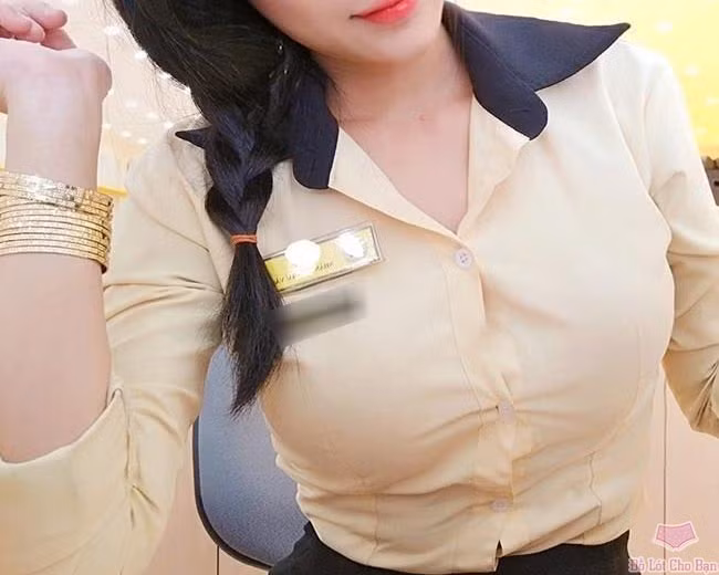 Để tránh tình trạng này, một số cô nàng khéo léo còn sử dụng thêm băng dính 2 mặt dọc phần cài cúc, để hạn chế tối đa những "khoảng trống" thiếu tinh tế.