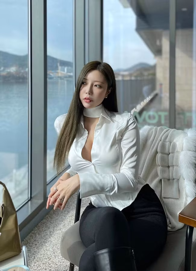 Với các chị em, áo sơ mi còn là kiểu mốt dễ mặc, lại tôn được ưu điểm vóc dáng cơ thể mà vẫn hợp mắt trong môi trường công sở.