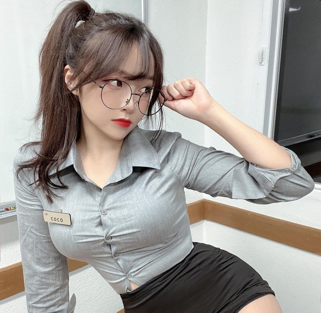 Nhiều cô gái không ngừng biến tấu áo sơ mi với những outfit thời thượng, cá tính, không chỉ phù hợp với môi trường trang trọng như trường học, công sở mà còn có thể mặc đi dạo phố, shopping, cafe, hẹn hò,...