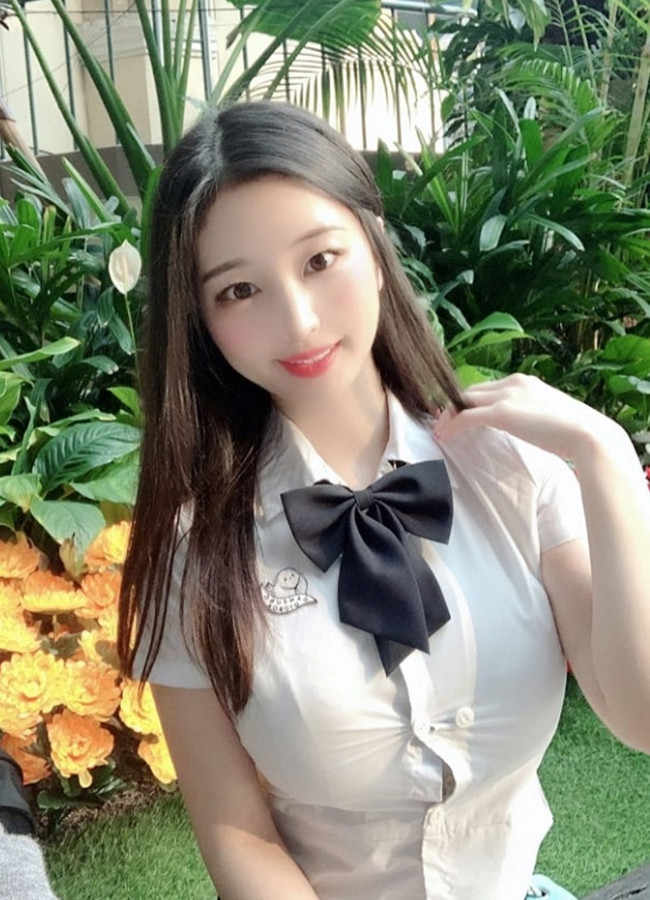 Tuy nhiên, vì chưa để ý đến size áo nên nhiều chị em có vòng 1 lớn thường hay gặp phải tình trạng kém duyên khi mặc sơ mi.