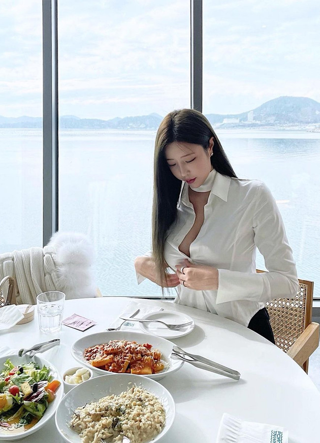 Tuy nhiên ngày nay, áo sơ mi đã trở thành món đồ thời trang không thể thiếu với tất cả mọi giới tính, lứa tuổi.