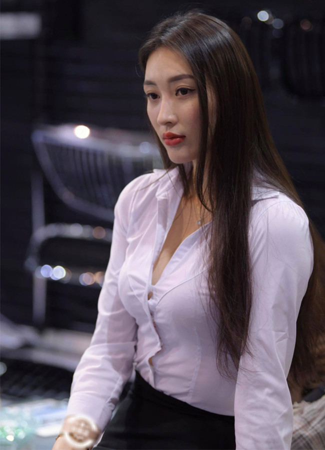 Một người đẹp PG của một triển lãm ô tô thu hút nhiều sự chú ý nhờ sở hữu gương mặt xinh đẹp cùng vóc dáng nổi bật trong bộ đồ bao gồm: áo sơ mi trắng tối giản kết hợp chân váy mini juyp đen, tôn vinh đôi chân dài nuột nà.
