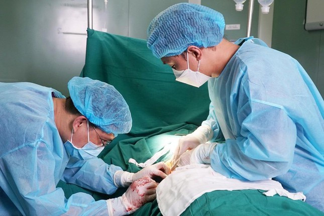 Tu tiem thuoc tan mo, bung benh nhan hoai tu trao mu nhu 