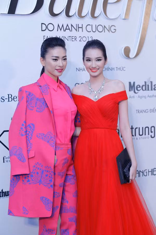 Trong khi Trúc Diễm rực rỡ với chiếc đầm đỏ như công chúa, Ngô Thanh Vân lại khoe vẻ cá tính với bộ đồ măng tô.