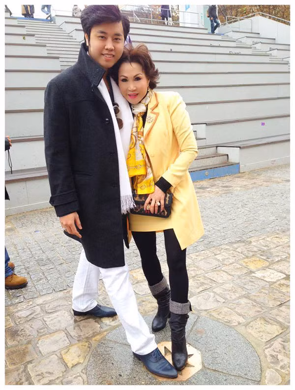 Những cử chỉ của Hoàng Việt dành cho tình già không ai nghĩ họ chỉ lợi dụng nhau.